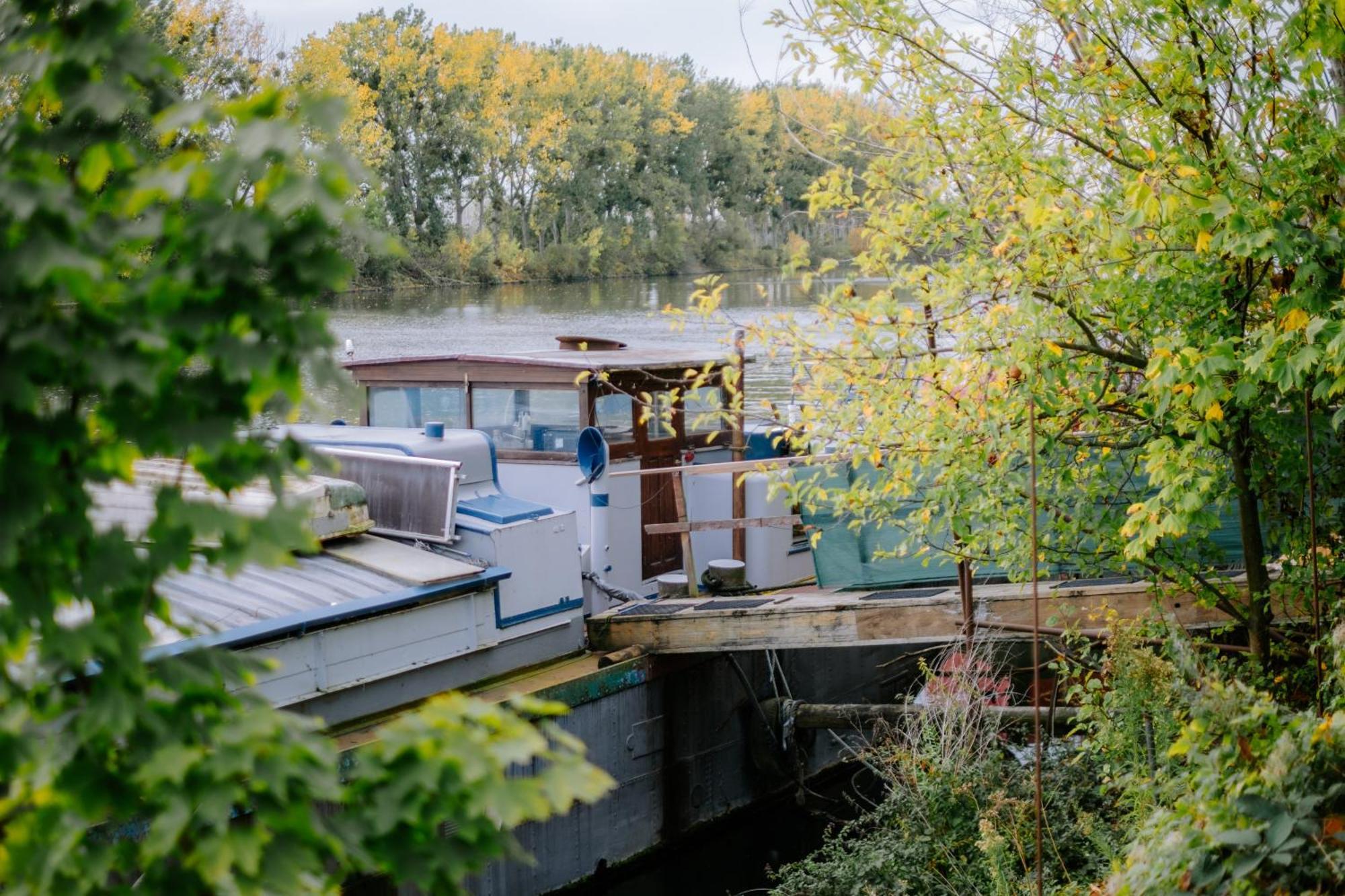 Chambre Sur L'Eau - Peniche La Diva コンフラン・サントノリーヌ エクステリア 写真